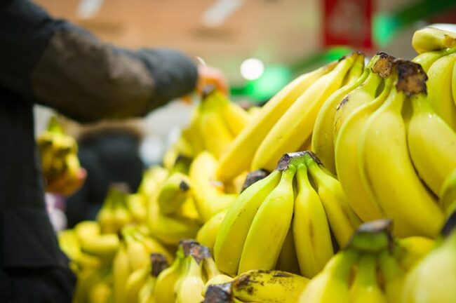 Les Bananes Fraîches Sont Prêtes à être Vendues Sur Les étals De