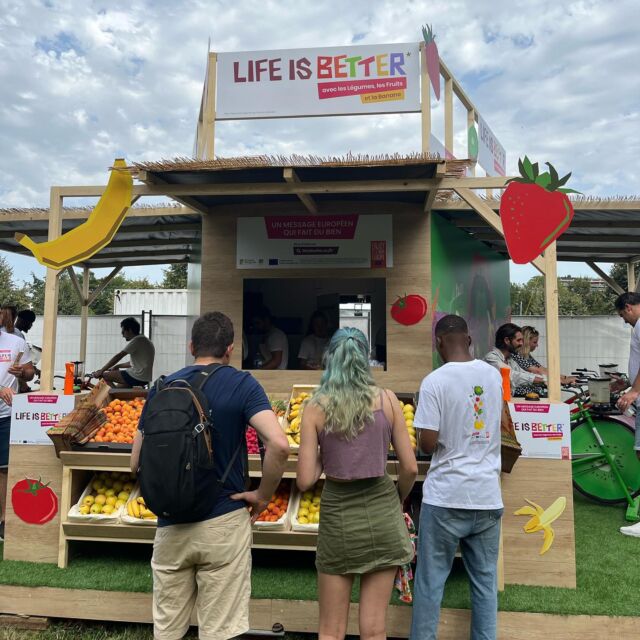 Nous y voilà !!!

@labanane.info et @lesfruitsetlegumesfrais font leur show à @rockenseine, venez nous retrouver sur notre stand coloré et vitaminé ! On vous y attend nombreux pour pédaler au rythme de la musique… tout en gardant la banane évidemment 😎🎵
Un blender par jour à gagner en partageant votre passage sur notre stand !!

#enjoyitsfromeurope #lifeisbetter #banane #vacances #musique