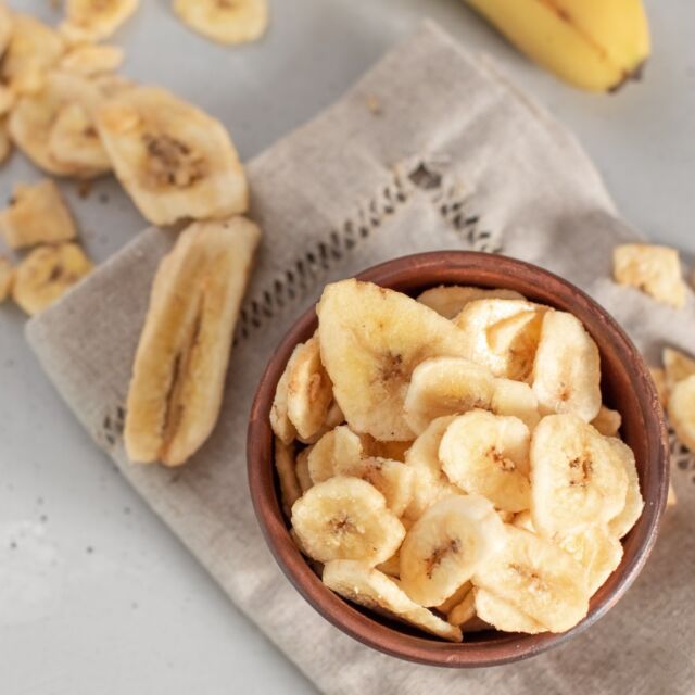 Ah, l'été... Que ce soit pour l'apéro 🍹 ou pour chiller au bord de la piscine 🏊 , on n’oublie pas ses chips de banane 🤤
Et vu qu’on est généreux, on vous donne la recette ! 😍

Ingrédients pour 2 personnes :

3 bananes
Jus de citron
Préparation :
Epluchez et coupez vos bananes en tranches fines (environ ½ centimètre).
Préchauffez votre four à 70°C (thermostat 2-3).
Déposez toutes vos tranches de bananes sur une plaque à pâtisserie recouverte de papier sulfurisé.
Arrosez d’un peu de jus de citron pour éviter que la banane ne noircisse lors de la cuisson.
Enfournez pour 1h30 à 2h jusqu’à ce que les tranches de banane vous paraissent sèches.
Laissez-les refroidir et stockez-les dans une boîte hermétique afin de les protéger de l’humidité.
Et dégustez !!

#EUAgripromo #Lifeisbetter #banane #recette