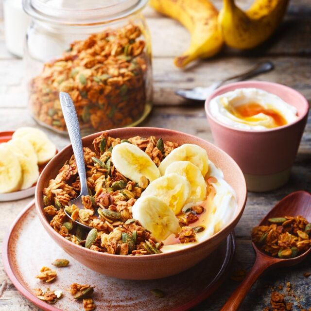 Granola à la banane au petit-déj … ou comment (re)prendre de bonnes habitudes tout en se faisant plaisir !

. On prépare le granola (fait maison, svp !) à l’avance, il se conserve quelques jours dans un bocal.

. Le matin au petit-déj, on met dans un bol : du granola, un yaourt, quelques rondelles de banane… et c’est tout ! Enjoy 🤗

Granola à la banane
Pour 1 gros pot :
Temps de préparation : 10 minutes
Temps de cuisson : 40 minutes

1 banane bien mûre

220 g de gros flocons d’avoine

80 g de graines de courges

1/2 c. à café de fleur de sel

2 c. à soupe d’huile (tournesol, coco…)

60 g de beurre de cacahuète

60 g de miel

Recette :
1. Préchauffez le four à 140°C. Dans un saladier, mélangez les flocons d’avoine avec les graines de courge et le sel
2. Mixez la banane avec l’huile, le beurre de cacahuète et le miel. Versez dans le saladier et mélangez bien
3. Étalez la préparation sur une plaque recouverte de papier cuisson. Mettez au four pendant 40 minutes environ, en mélangeant trois fois en cours de cuisson
4. Laissez complètement refroidir avant de placer le granola dans un bocal hermétique pour qu’il reste croustillant.

Astuce : Servez le granola avec du yaourt et des rondelles de banane et éventuellement un filet de miel. Si vous aimez les grosses pépites de granola, mélangez moins souvent le granola en cours de cuisson.

#EUAgripromo #Lifeisbetter #banane