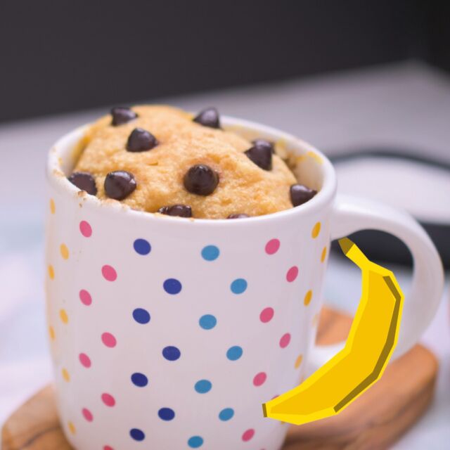 En cette journée où le chocolat est mis à l’honneur… on vous propose une association gourmande entre le chocolat et la banane !

Et vous, vous préférez vous préparer un mug cake pour le petit déjeuner ou pour une pause gourmande dans l’après-midi ?

Ingrédients pour 1 tasse :
- 1/2 banane bien mûre, écrasée à la fourchette
- 20 g de beurre
- 20 g de sucre en poudre ou vanillé
- 1 œuf
- 50 g de farine
- 1 cuillerée à café de levure chimique

Optionnel : pépites de chocolat, noix de coco râpée, extrait de vanille

Préparation
1. Coupez le beurre en petits morceaux dans un mug haut et faites-le fondre au micro-ondes pendant une trentaine de secondes.
2. Ajoutez les autres ingrédients au beurre fondu au fur et à mesure, en mélangeant entre chaque ajout pour que la pâte reste homogène.
3. Faites cuire au four à micro-ondes pendant 2 min 20 (puissance 600 watts).
4. Ne démoulez pas, le mug cake se déguste directement dans le mug comme son nom l’indique ;) Ajoutez des rondelles de bananes ou des amandes effilées sur le dessus, pour apporter une touche croustillante.

#EuAgripromo #lifeisbetter #banane