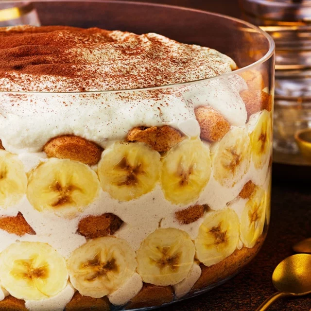 Décembre, nous voilà ✨🎄! Pour lancer les festivités et en épater plus d’un à l’heure du dessert, on vous propose… (tadam !) un tiramisu à la banane 🍌😋

Cette déclinaison fruitée est une alternative originale et gourmande au tiramisu classique : à vos ustensiles ! 👨‍🍳

Ingrédients
- 2 belles bananes bien mûres
- 2 bananes juste mûres
- 1 citron
- 50 g de sucre roux
- 40 g de beurre
- 750 g de mascarpone
- 6 œufs
- 100 g de sucre
- 40 biscuits cuillère
- 300 ml de café tiède
- cacao en poudre

Préparation
1. Épluchez et coupez les 2 bananes bien mûres en rondelles, mélangez-les avec le sucre roux.
2. Faites chauffer le beurre dans une poêle, ajoutez les rondelles de banane, laissez caraméliser 3 min, retournez les rondelles et laissez cuire encore 3 min en mélangeant. Laissez refroidir et mixez, puis mélangez avec le mascarpone.
3. Montez les blancs d’œufs en neige avec la moitié du sucre, réservez.
4. Fouettez les jaunes d’œufs avec l’autre moitié du sucre, et quand le mélange a blanchi, incorporez le mascarpone à la banane puis les blancs en neige.
5. Trempez un à un environ un tiers des biscuits dans le café, et disposez-les dans le fond d’un plat en verre (20 cm de diamètre et 15 cm de haut environ) de façon à le recouvrir entièrement. Épluchez et coupez les 2 bananes restantes en rondelles de 0,5cm, arrosez-les de jus de citron puis disposez-en sur tout le tour du plat, en les collant à la paroi. Versez 1/3 de la crème puis recommencez l’alternance biscuits imbibés de café, rondelles de banane et crème. Finissez par une couche de biscuits imbibés et la crème. Saupoudrez de cacao en poudre.
6. Placez au réfrigérateur au moins 2 heures avant de servir.

Astuce : Vous pouvez aussi diviser les quantités par deux et préparer des tiramisus individuels dans des verres, en suivant les mêmes étapes de préparation et de dressage.

Crédits photos : AIB ; recette et stylisme Annelyse Chardon ; photographie ©Julie Mechali

#EUAgripromo #lifeisbetter #banane