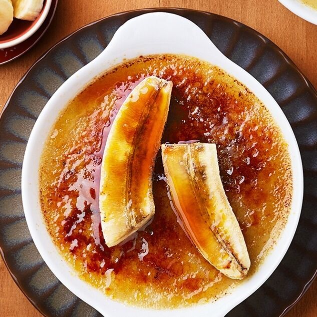 On a LA recette réconfortante pour ce mois de novembre : une crème brûlée revisitée avec de la banane… c’est un grand MIAM !

Ingrédients pour 6 personnes

Pour la crème :
- 3 belles bananes bien mûres
- 40 cl de crème liquide entière
- 20 cl de lait entier
- 75 g de sucre
- 5 jaunes d’œufs

Pour la finition :
- 3 petites bananes juste mûres
- sucre roux

Préparation
1. Épluchez les 3 bananes bien mûres et mixez la chair avec le lait et la crème.
2. Versez dans une casserole et portez à frémissements.
3. Fouettez les jaunes d’œufs avec le sucre, versez la crème à la banane par-dessus sans cesser de fouetter.
4. Transvasez la préparation dans des ramequins à crème brûlée disposés sur la plaque lèchefrite du four. Ajoutez de l’eau bouillante dans la lèchefrite pour monter à mi-hauteur des ramequins, et faites cuire environ 30 minutes au four préchauffé à 160°C.
5. Laissez tiédir puis placez au moins 2h au réfrigérateur.
6. Coupez les 3 petites bananes restantes en 2, puis en deux moitiés. Disposez 2 morceaux de banane sur chaque crème, saupoudrez de sucre roux et caramélisez au chalumeau ou sous le gril du four. Servez sans attendre.

Astuce : Le temps exact de cuisson varie suivant la taille des ramequins. Les crèmes sont cuites quand elles sont fermes sur le dessus, mais encore tremblotantes au centre.

Crédits photos : AIB ; recette et stylisme Annelyse Chardon ; photographie ©Julie Mechali

#EUAgripromo #lifeisbetter #banane